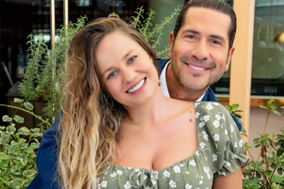 Gregorio Pernía con su esposa.