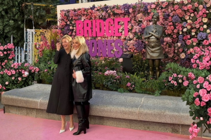 Evento de apaertura para mostrar la estatua de Bridget Jones.