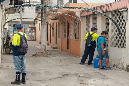 Captura de pantalla de un video que muestra a trabajadores pidiendo dinero en la ciudadela Guayacanes, en el norte de Guayaquil.