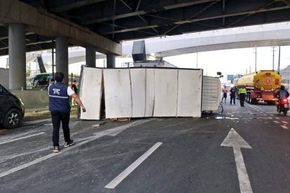 Un camión se volcó en la avenida León Febres Cordero, debajo del puente que conecta la parroquia La Aurora, en Daule, con la autopista Narcisa de Jesús, en Guayaquil.