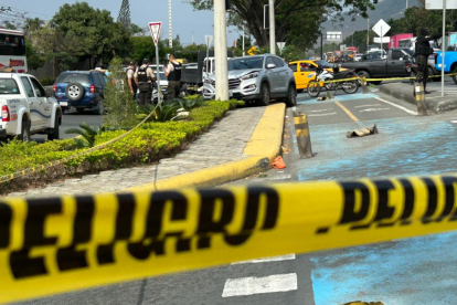 El vehículo quedó detenido junto al parterre tras la balacera registrada este viernes.