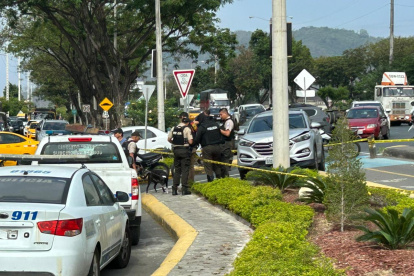 El conductor de un vehículo fue asesinado en los exteriores de una urbanización de la vía a la costa, en el oeste de Guayaquil, la mañana de este viernes 21 de noviembre.