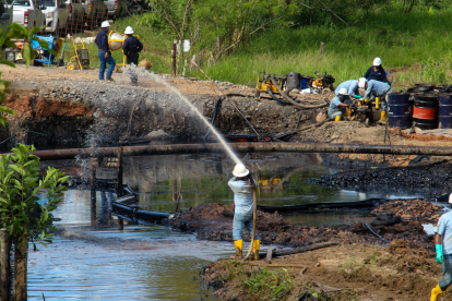 Técnicos de Petroecuador trabajan en la zona del derrame cerca de El Coca.