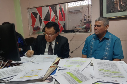 El abogado Jorge Iturburo (izquierda) y Harry Valarezo en la primera audiencia por la acción de protección.