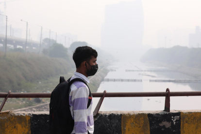 Un hombre lleva hoy una mascarilla en Nueva Delhi (India) para protegerse de la contaminación.