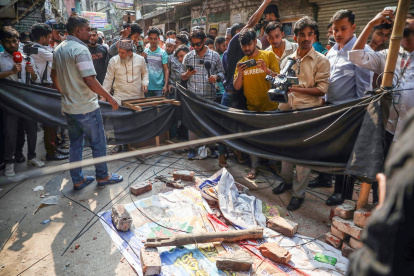 Ciudadanos observan los daños del terremoto de magnitud 5,5 que sacudió este viernes el centro de Bangladés.