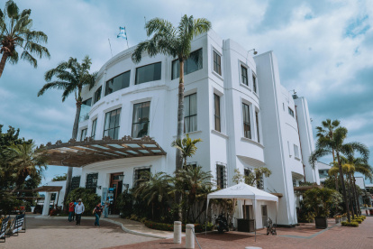 Antiguo Club de la Unión, entre Malecón y Olmedo.