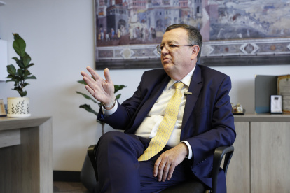 El presidente de la Jurisdicción Especial para la Paz (JEP), magistrado Alejandro Ramelli, habla durante una entrevista en Bogotá (Colombia).