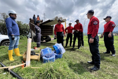 Personal operativo y técnico avanza con la preparación del terreno donde se van a instalar la nueva tubería.