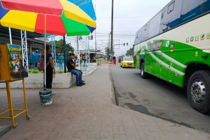En la vía a El Empalme hay una terminal improvisada para los pasajeros en Quevedo.