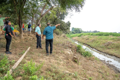Autoridades municipales de Babahoyo recorrieron el recinto La Fortuna; los pobladores esperan que las obras lleguen.