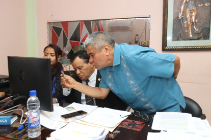Harry Valarezo, adulto mayor, participa en la primera audiencia por la acción de protección por el atraso en la devolución del IVA.