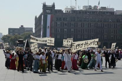 Artistas participan en el desfile por el 115 Aniversario del inicio de la Revolución Mexicana este jueves, en la Ciudad de México (México).