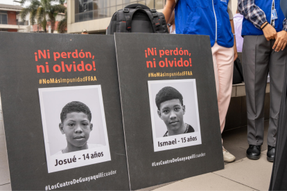 Fotografía de archivo que muestra carteles con la imagen de menores detenidos de forma irregular en Guayaquil y hallados días después asesinados