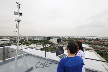 La UEES instaló el dispositivo Kunak en la terraza de su edificio de parqueo, en La Puntilla.
