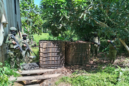 FF. AA. hallan en Pacayacu una vivienda usada como centro clandestino de acopio de crudo y combustibles.