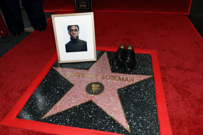 Fotografía y calzado de Chadwick Boseman en el Paseo de la Fama.
