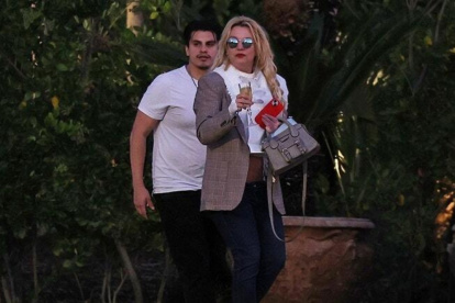Britney Spears saliendo de