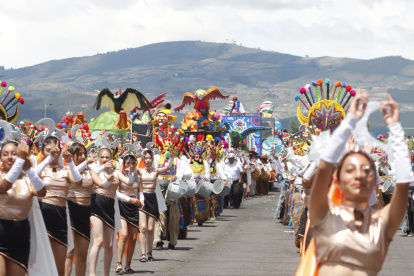 Bastoneras, bandas de paz y carros alegóricos animaron el Desfile de la Confraternidad en el norte de Quito.