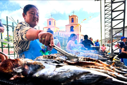 Ferias. Las ferias comunales de pescado asado atraen a decenas de familias locales y a turistas de los balnearios de la provincia.
