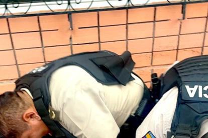 Video muestra brutal agresión de dos hombres contra agentes metropolitanos