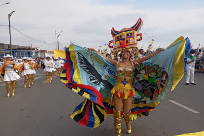 Trajes. Los estudiantes lucen atuendos que resaltan la interculturalidad.