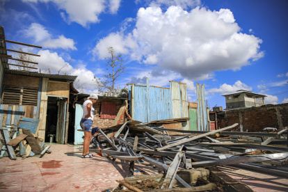 Destrucción. Una mujer observa con tristeza los restos de su casa destruida días antes por el huracán Melissa en El Cobre, Santiago de Cuba. Hay miles de damnificados.