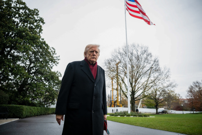 WASHINGTON, DC (United States), 22/11/2025.- US President Donald Trump speaks to members of the media on the South Lawn of the White House before boarding Marine One in Washington, DC, USA, 22 November 2025. EFE/EPA/GRAEME SLOAN / POOL
