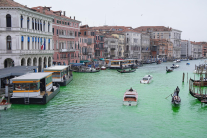 Una foto publicada por Rebelión contra la Extinción muestra a activistas tiñendo de verde el Gran Canal de Venecia durante una protesta en Venecia.