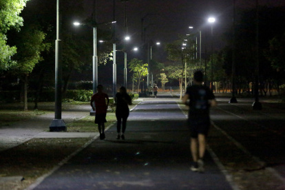 PARQUE SAMANES A MEDIA LUZ. PERIODISTA: JOSUE ANDRADE. AG-EXTERNOS.