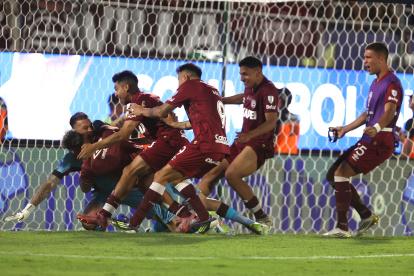 Jugadores de Lanús festejaron la concesión de la Copa Sudamericana 2025.