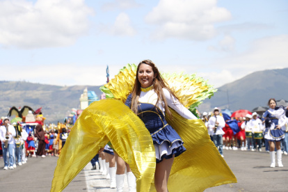 Bastoneras y comparsas llenaron de ritmo y color la pista del parque Bicentenario en el Desfile de la Confraternidad.