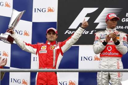 En 2008, el brasileño Felipe Massa (i), quien era piloto de Ferrari, perdió el Mundial de pilotos de la Fórmula 1 ante el inglés Lewis Hamilton (McLaren).