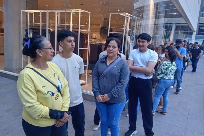 En la fila en el exterior del Mall de Sol se ve a Mónica Maldonado, quien al igual que cientos madrugaron para aprovechar las ofertas.