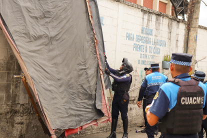 Golpean a un agente y le abren la ceja durante intervención municipal en La Chemisse.