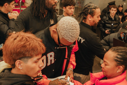 Katty Hurtado, la madre de Michael Morales, junto a un seguidor de la UFC.
