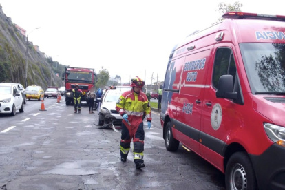Bomberos de Quito atendieron a tres personas afectadas tras el choque múltiple en la Simón Bolívar.
