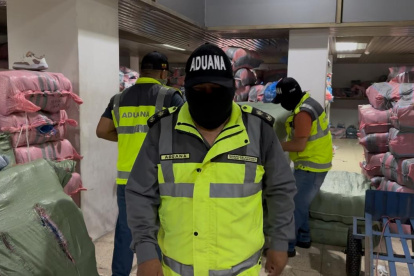 Agentes de la Aduana de Ecuador encuentran en una bodega zapatos sin respaldo legal.