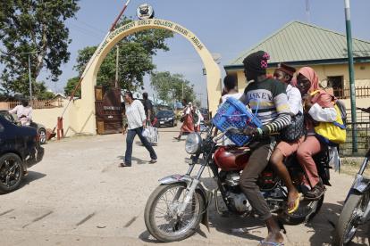 Padres retiraron a sus hijos de las escuelas luego de que el Gobierno dispuso su cierre ante la amenaza de secuestros.