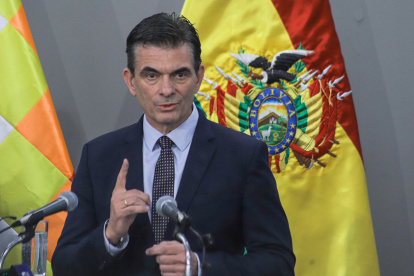 AME866. LA PAZ (BOLIVIA), 20/11/2025.- El presidente de Bolivia, Rodrigo Paz, habla durante una rueda de prensa este jueves, en La Paz (Bolivia). Paz anunció el cierre del Ministerio de Justicia, al que consideró como un instrumento de "persecución" durante los anteriores gobiernos, justo en la jornada en la que destituyó a su reciente titular por tener una sentencia de tres años de prisión. EFE/ Gabriel Márquez