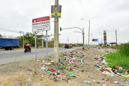 La ciudadanía también hace mala disposición de los desechos, pese a que hay letreros advierten no hacerlo.