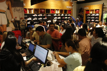 Las personas hicieron compras desde las 07:00 en el Mall de Sol, el domingo 23 de diciembre de 2025.