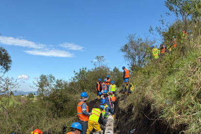 La tubería que abastece a tres parroquias fue reparada tras varios días de labores.