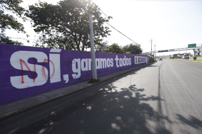 Situación. En Puembo, paredes  y muros están pintadas con propaganda electoral, generando molestia vecinal por la invasión del espacio público.