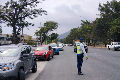 El volcamiento de los vehículos ocurrió a la altura de un centro comercial en esta vía de ingreso a Guayaquil.