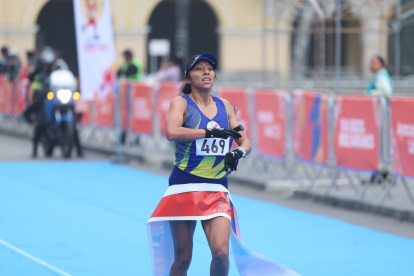 Silvia Ortiz, maratonista ecuatoriana que ganó el oro en los Juegos Bolivarianos 2025.