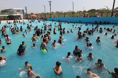 RECORRIDO POR LA PISCINA CON OLA QUE INAGURO EN EL SUBURBIO DE GUAYAQUIL LA ALCALDESA CYNTHIA VITERI PERIODISTA :MILKA FRANCO FECHA : 22/10/2022 Agencia (ag-extra)