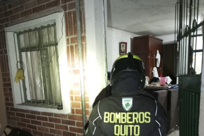 Vivienda afectada en sur de Quito tras rápida deflagración; cuatro trasladados a hospital.