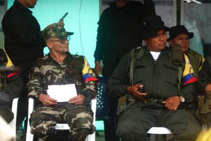 Foto de archivo de alias "Iván Mordisco" (i), comandante general de la disidencia de las FARC, y el comandante alias "Calarca".