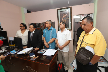 El abogado Jorge Iturburu (segundo de izquierda a derecha) junto a adultos mayores que asistieron a la primera audiencia por atraso en la devolución del IVA.